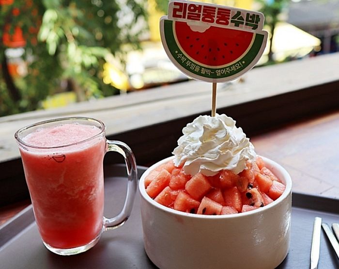 꿀수박 갈아 넣어 한입 마시면 달콤한 수박맛 폭발하는 설빙 ‘리얼흑수박 스무디’