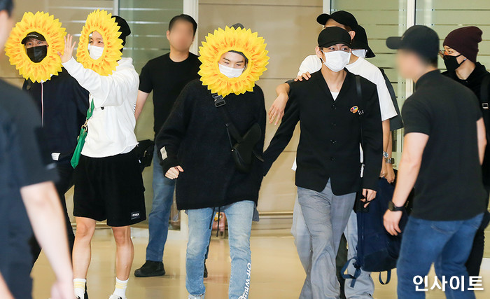 벌칙으로 ‘해바라기 모자’ 쓰고 입국하며 부끄러워하는(?) ‘세젤귀’ 방탄소년단