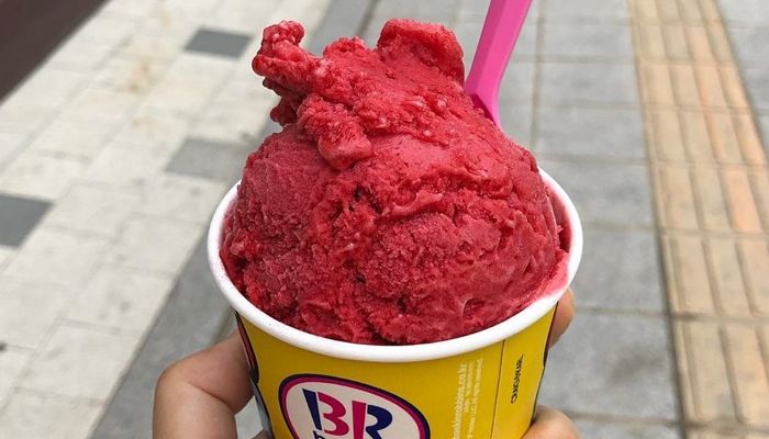 검은색 블랙소르베 이어 배라가 새롭게 출시한 ‘레드 라즈베리 소르베’