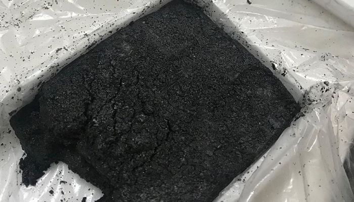 한입 씹으면 극강의 고소함이 터져 나오는 ‘쫄깃+탱탱’ 흑임자 인절미
