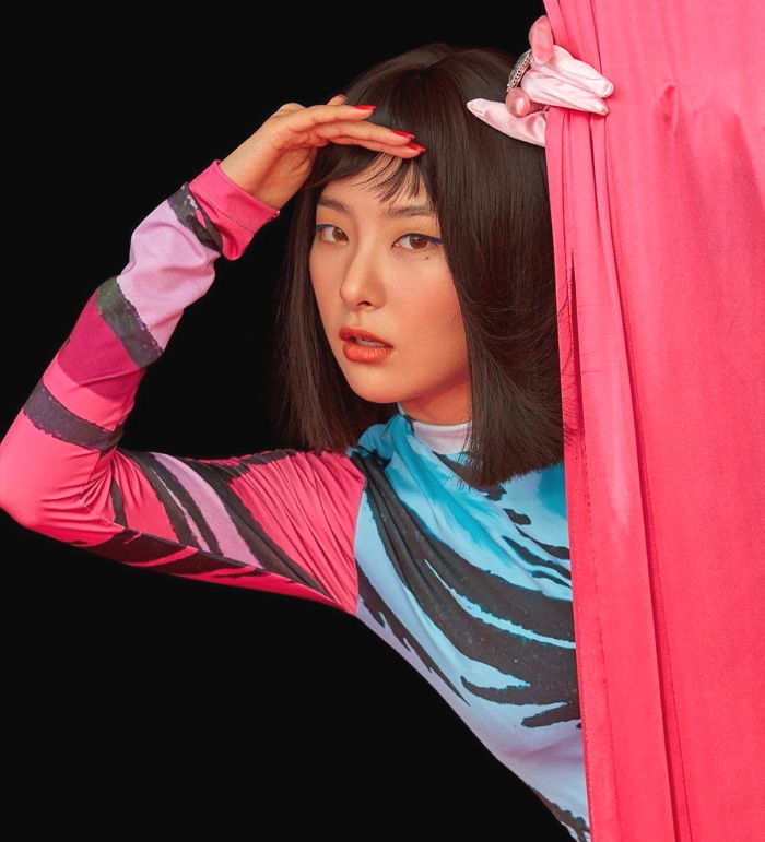 데뷔 후 처음으로 ‘칼단발’ 하고 ‘클레오파트라’로 변신한 레드벨벳 슬기