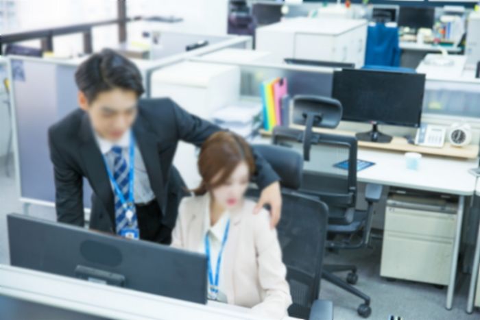 “가슴 자연산이냐?”며 대화할 때마다 여직원 가슴 쳐다보는 사장님
