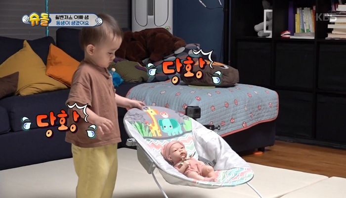 아가 인형이 “응애” 울자 “음매~”로 화답하며 울음 달래는 형아 벤틀리