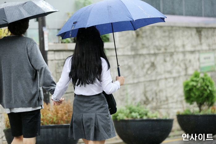 “오늘(18일) 학교 가는 길 ‘천둥+번개+폭우’ 한꺼번에 몰아친다”