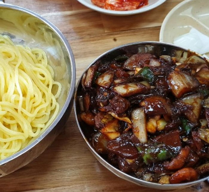 고기·새우·청양고추 실하게 들어가 ‘맵짱’도 눈물 쏙 뺀다는 지린성 ‘고추짜장’