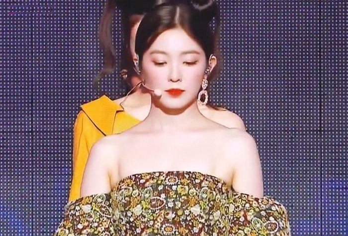 컴백 무대서 ‘뽀얗고 가녀린 어깨’ 다 드러나는 오프숄더 입고 ‘여신’ 비주얼 뽐낸 아이린