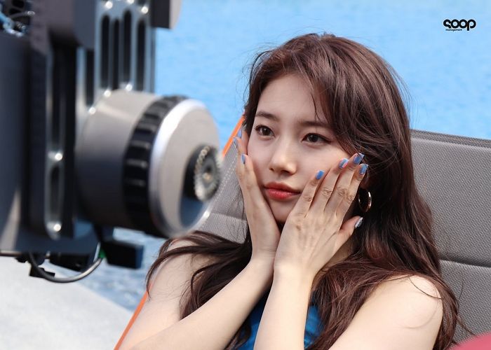 흘러내리는 긴 생머리 귀 뒤로 넘기며 남성들 ‘첫사랑 기억 조작’한 수지