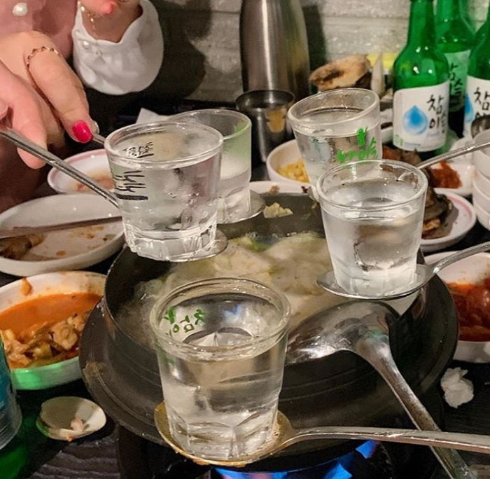 꽉 찬 소주잔 숟가락에 올려 ‘후덜덜’ 떨며 건배해야 하는 ‘진기명기짠’
