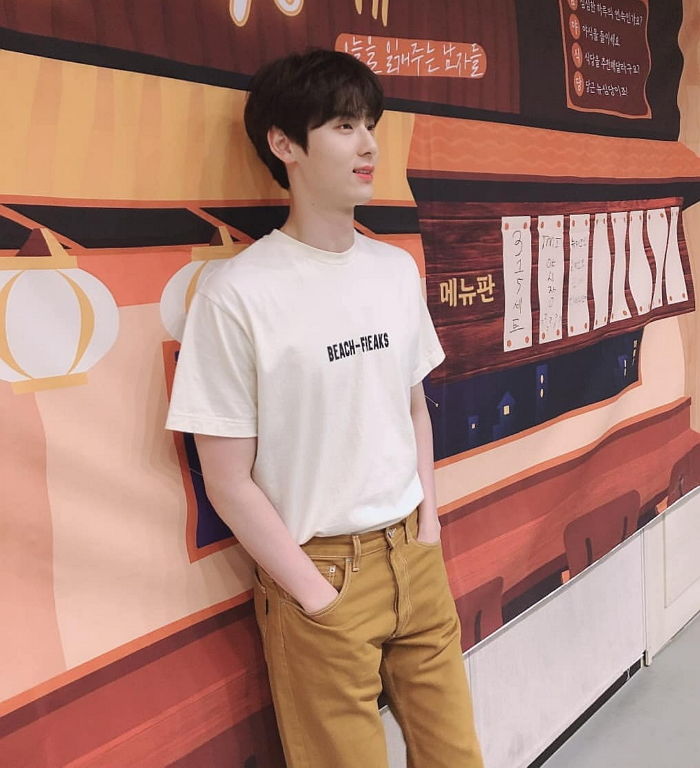 새하얀 ‘백작미’로 팬들에게 다시 한 번 ‘미친 비주얼’ 인증한 황민현