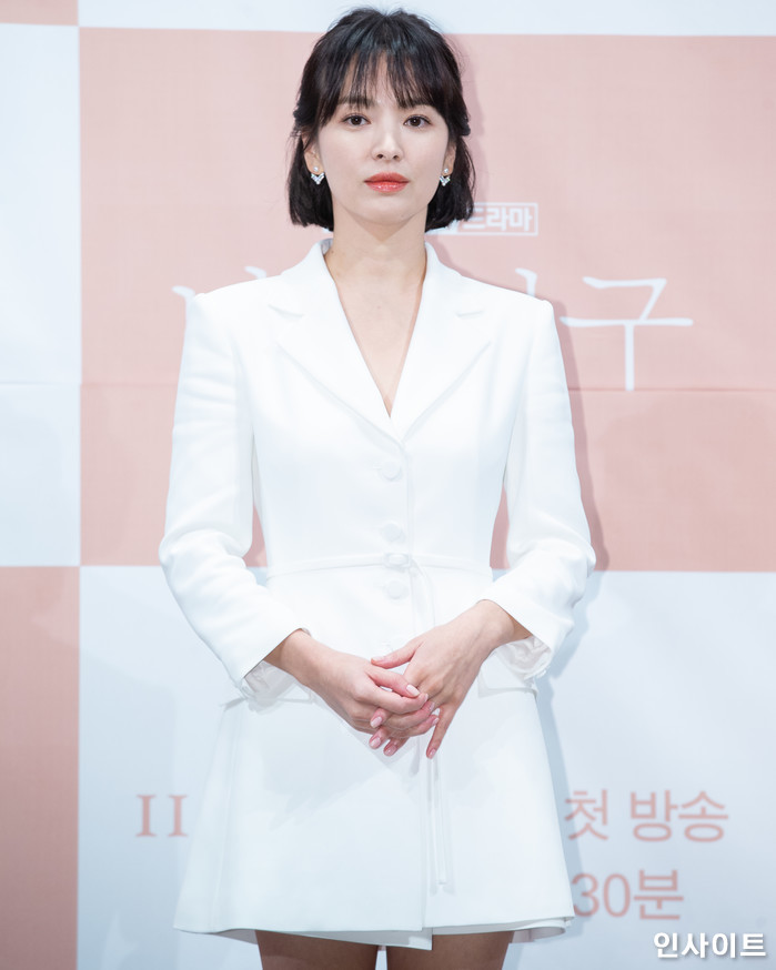 배우 송혜교가 21일 오후 서울 임피리얼 팰리스 호텔서 열린 tvN 새 드라마 '남자친구' 제작발표회에 참석해 포즈를 취하고 있다. / 사진=고대현 기자 daehyun@