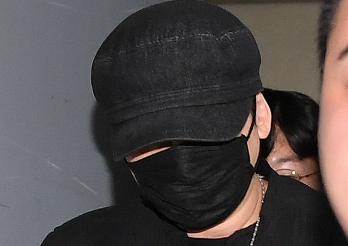 ‘성접대’ 경찰 조사 끝나고 ‘모자+마스크’로 얼굴 가리고 도망치듯 떠난 양현석