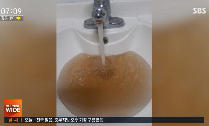 “전국으로 퍼지고 있는 ‘붉은 수돗물’로 인해 피부병 이어 식중독까지 발생했다”