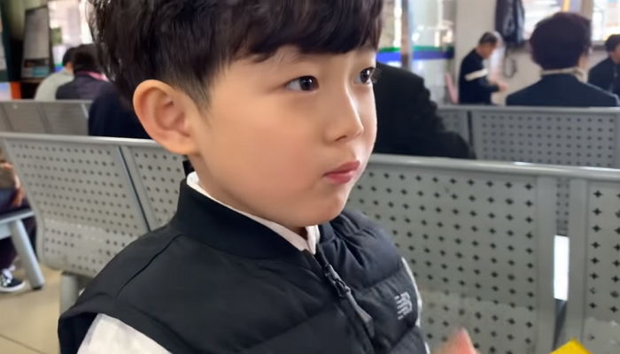 귀여운 띠예 위협 중인 ‘8살 초딩 유튜버’ 기용이