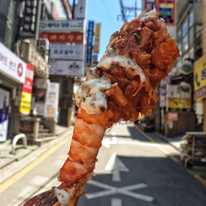 탱글쫀득한 살 ‘꽉’ 차 있는 ‘블랙타이거 새우’ 한 마리가 통째로 들어간 핫도그