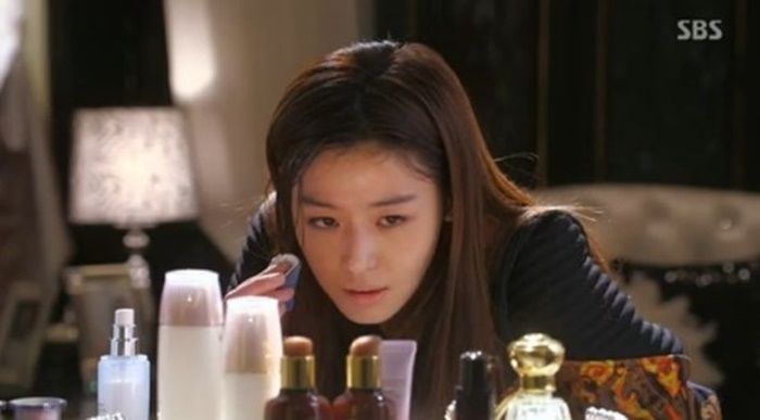 “7살 많은 친언니가 화장품 절대 안사고 내 거 매일 빌려쓰는데 너무 짜증납니다”