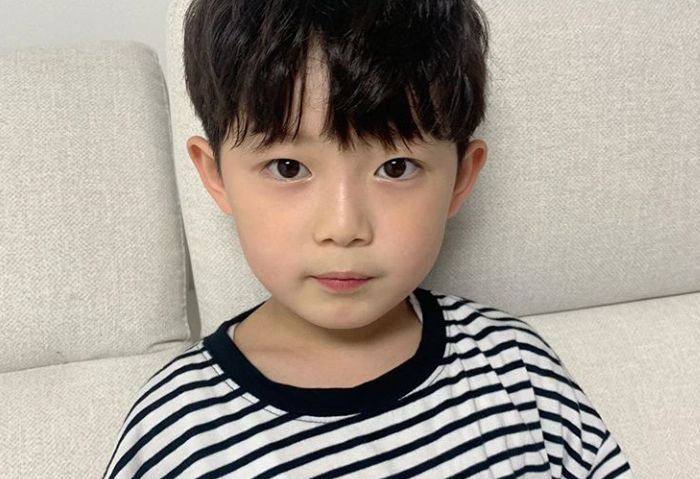 8살인데 벌써 ‘왕자님 비주얼’ 뽐내는 ‘초딩 유튜버’ 기용이 일상 사진