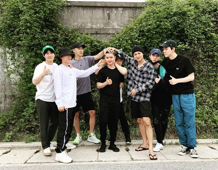 오랜만에 ‘완전체’로 모여 군대 가는 디오 배웅해준 ‘의리甲’ 엑소