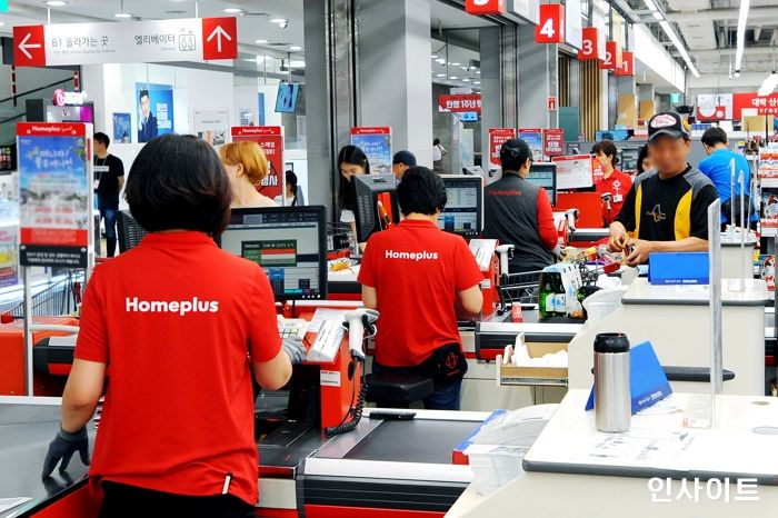 홈플러스, 1만4283명 정규직 전환됐다...직원 ‘99%’가 정규직