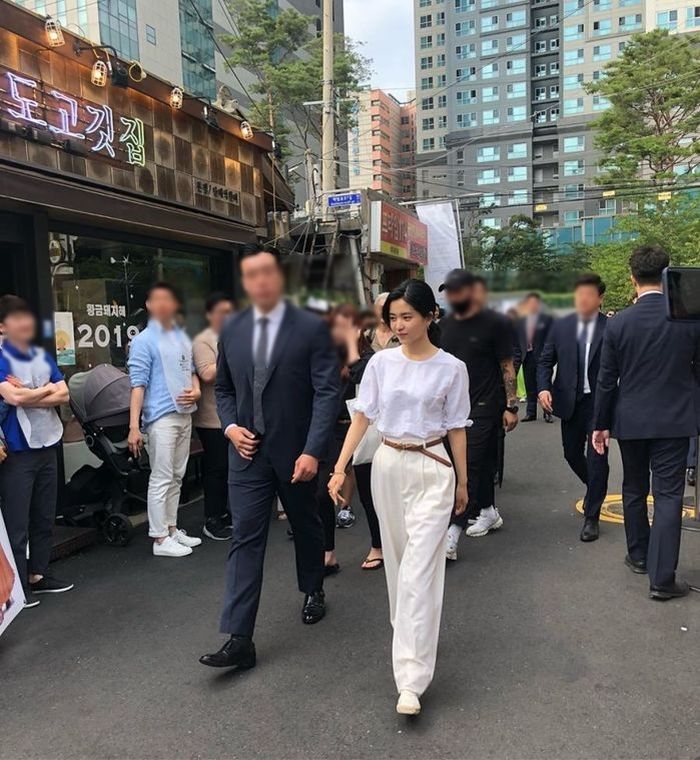 머리 대충 묶고도 ‘우아함’ 폭발시킨 어제(29일)자 김태리