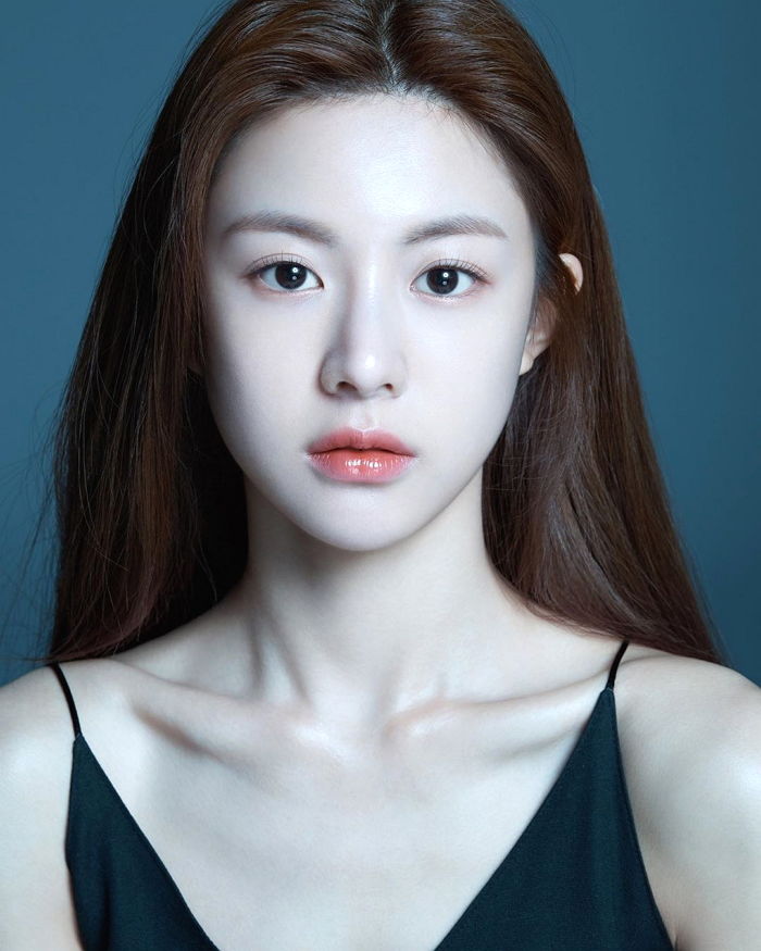 화장 연하게 하는데도 '분위기+미모' 다 가졌다고 난리 난 신인 여배우 - 인사이트