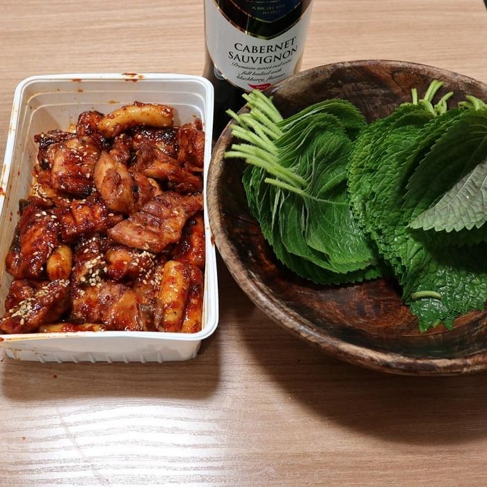 향긋한 깻잎에 양념치킨 듬뿍 싸 먹으면 매콤+쫄깃 꿀맛인 ‘지코바 깻잎쌈’