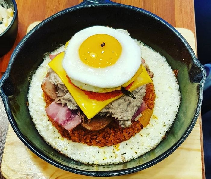 ‘치즈+스팸+계란’ 원하는 토핑 다 넣어 먹을 수 있는 김치볶음밥 맛집