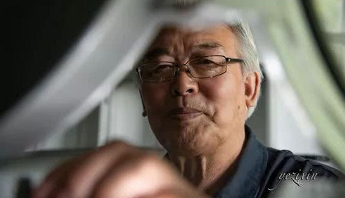 “젊은 사람도 피곤하니까”…가슴에 ‘자리 양보 금지’ 명찰 달고 다니는 76세 할아버지