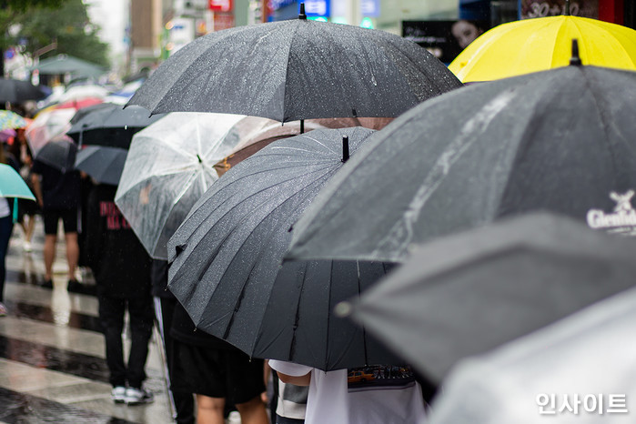 “한국에 와야 할 장마전선 일본에 자리 잡아 ‘물폭탄’ 잔뜩 쏟아내고 있다”