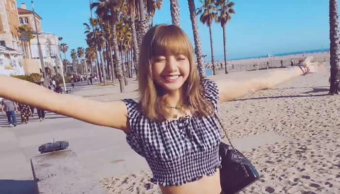 영상 4개밖에 없는데 구독자 100만 넘어 ‘골드 버튼’ 획득한 블핑 리사