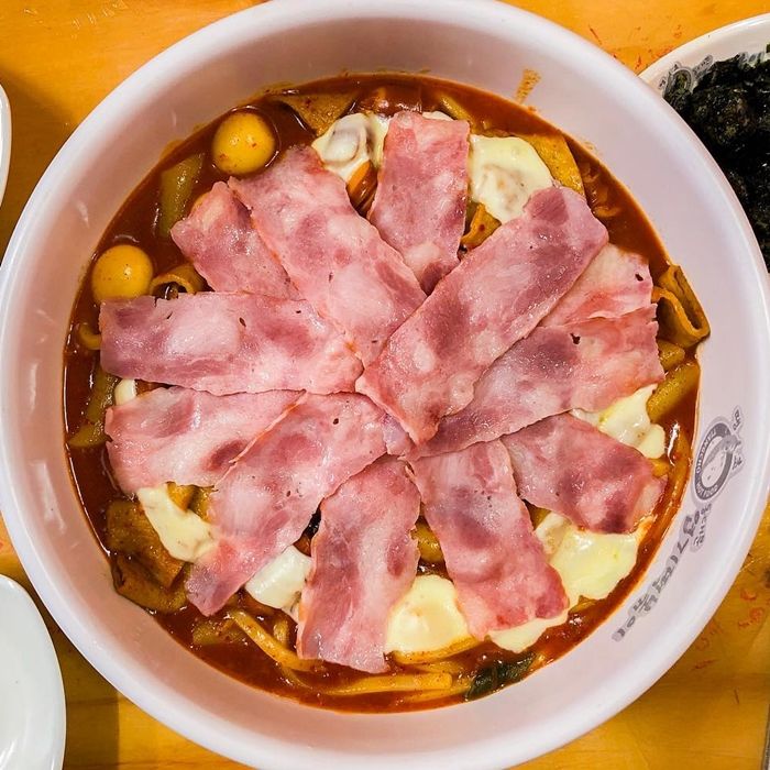 이것보다 맛있는 토핑 찾기 힘들다는 엽떡 ‘최고 존엄’ 베이컨 이불 토핑