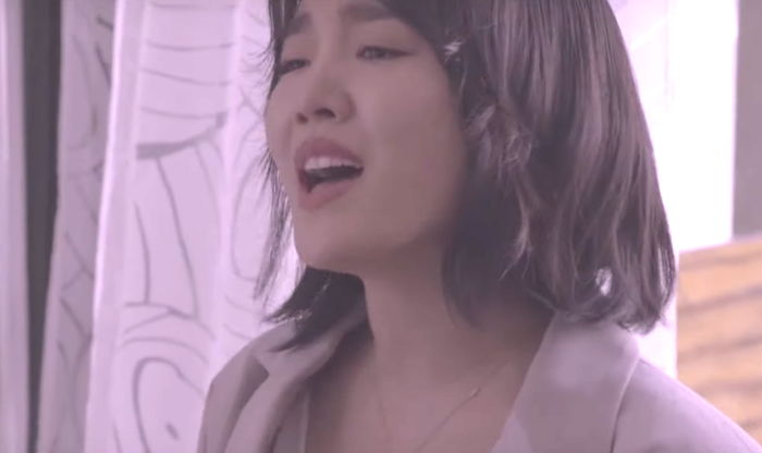 “이불 쓰고 오열했다”···헤어진 커플들 전부 울린 윤하의 신곡 ‘비가 내리는 날에는’ (영상)