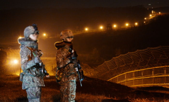 ‘포상휴가’ 받으려 이병 휴전선 철책 너머로 정찰 보낸 뒤 ‘수류탄’ 던진 GOP 병장