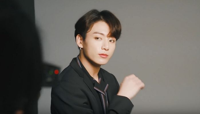 일본 잡지 촬영장서 섹시미 흘러넘치는 ‘23살 오빠’ 정국 비주얼