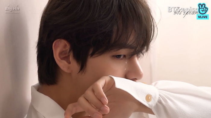 LA 로즈볼 공연 후 혼자 호텔 침대서 ‘펑펑’ 운 방탄 뷔