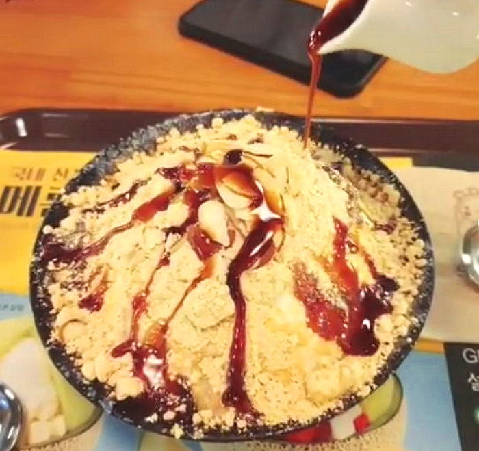 ‘콩가루+흑당’ 조합으로 ‘고소달달’ 폭발하는 설빙 신상 ‘흑당인절미빙수’