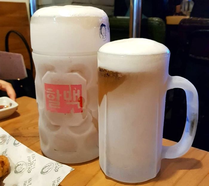 맥주잔 통째로 얼려 마시는 순간 머리 띵할 정도로 차가운 ‘얼음 맥주’