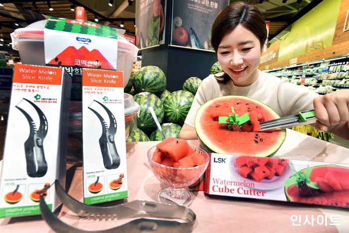 홈플러스, 수박에 콕 찔러넣기만 하면 자동 깍둑썰기 되는 ‘수박 큐브커터’ 판매