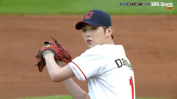 ‘야구 만화’ 남주처럼 훈훈했던 어제(9일)자 강다니엘 시구 장면