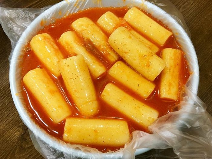 기다란 가래떡 쭉쭉 뽑아 강남 떡볶이 덕후들 사로잡은 매콤달달 ‘변강쇠 떡볶이’