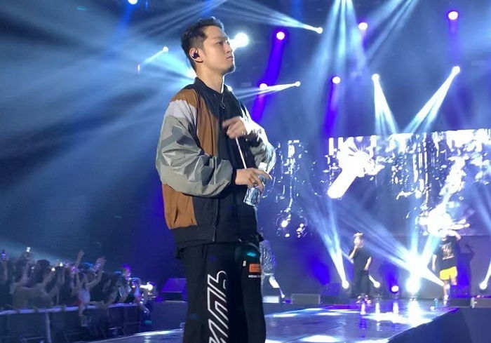 콘서트 도중 무대 밑으로 내려와 ‘폭풍 사인’ 해준 ‘쏘스윗’ 더콰이엇