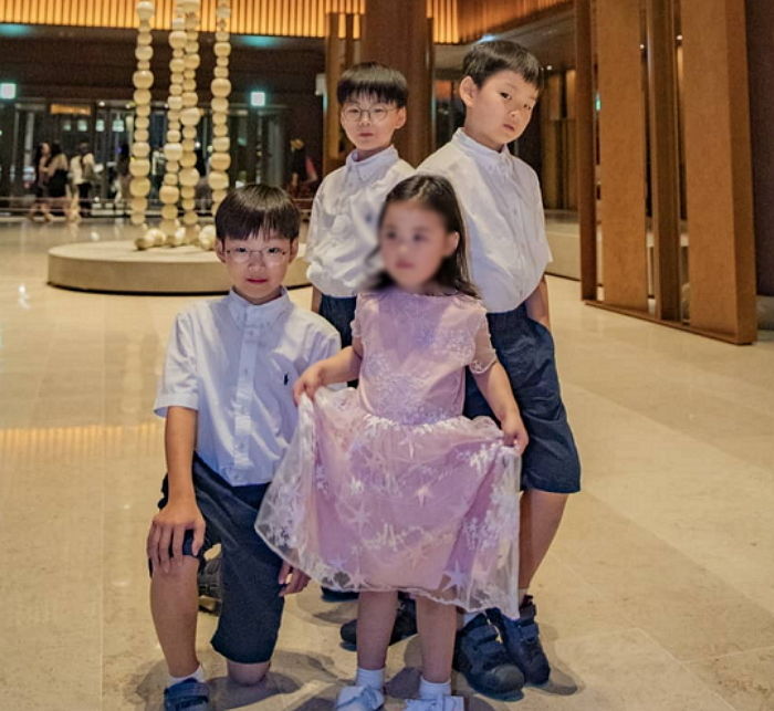 어느새 훌쩍 자라 여동생 지키는 ‘오빠’ 된 대한·민국·만세 근황