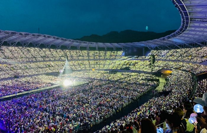 어제(13일)자 일본 대형 스타디움 ‘5만 석’ 꽉 채운 방탄소년단 클래스