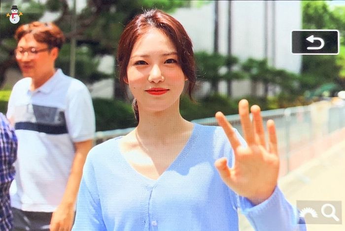 ‘대충’ 묶은 머리에 편한 카디건 입고도 여신 미모 뽐낸 ‘세젤예’ 신예은