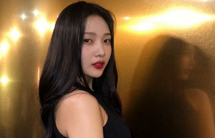 엘리베이터 안에서 연한 검은색 스타킹 신고 ‘섹시 다이너마이트’ 매력 터뜨린 레드벨벳 조이