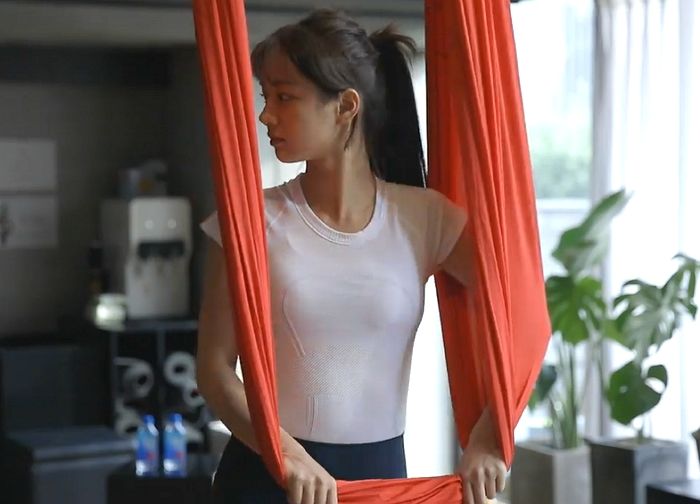 몸에 딱 달라붙는 요가복 입고 ‘볼륨 몸매’ 과시한 혜리