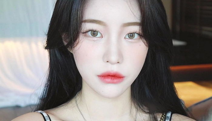 ‘고양이상 정석’이라 불리는 뷰티 유튜버 소윤의 ‘세젤예’ 일상