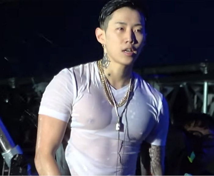 속살 다 비치는 흰색 티 입고 ‘베이글 몸매’(?) 뽐낸 33살 박재범