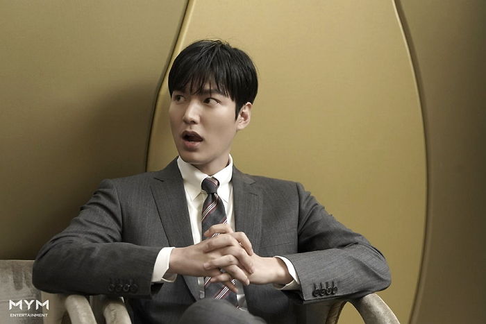 ‘앞머리+슈트’로 비주얼 화룡점정 찍은 이민호 근황