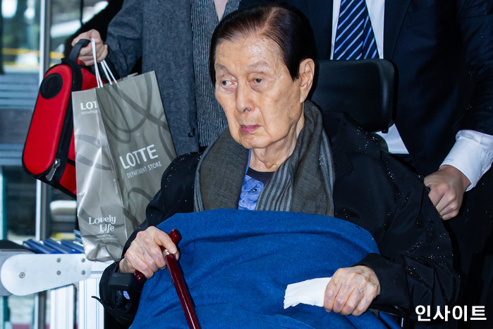 신격호 롯데그룹 명예회장이 5일 서초동 서울중앙지법에서 열리는 롯데 경영비리 혐의 선고공판에 출석하기 위해 법정으로 향하고 있다.&nbsp; / 사진=고대현 기자 daehyun@