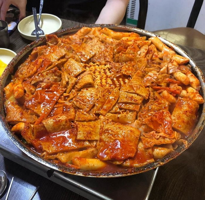 ‘닭+떡볶이+면사리’ 조합으로 다이어트 포기하게 만드는 매콤칼칼 ‘닭떡볶이’